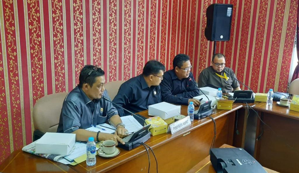 komisi-iv-dprd-kalbar-saat-melakukan-rapat-kerja-wed.jpg