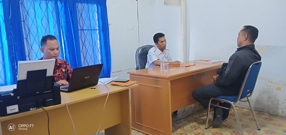 komisioner-bawaslu-sintang-meminta-keterangan-s-dan-i.jpg