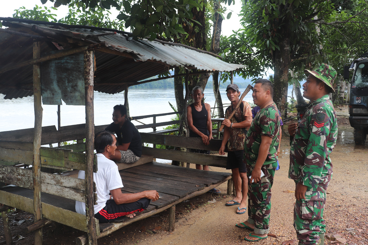 Babinsa Koramil Kapuas Jalin Komsos Pasca TMMD Berakhir