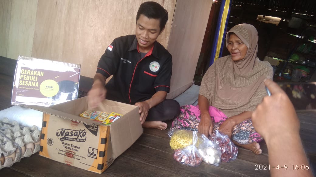 komunitas-gerakan-peduli-sesama-gps-sambas-saat-membagikan.jpg