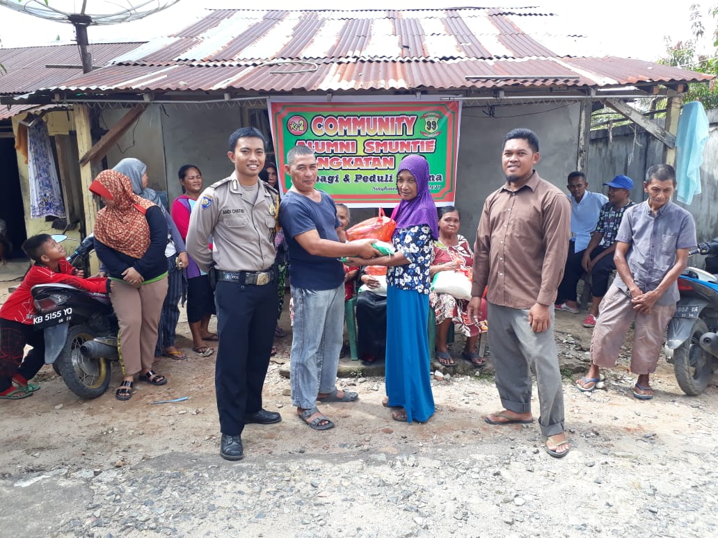 komunitas-smuntie99-singkawang-memberikan-paket-sembako.jpg