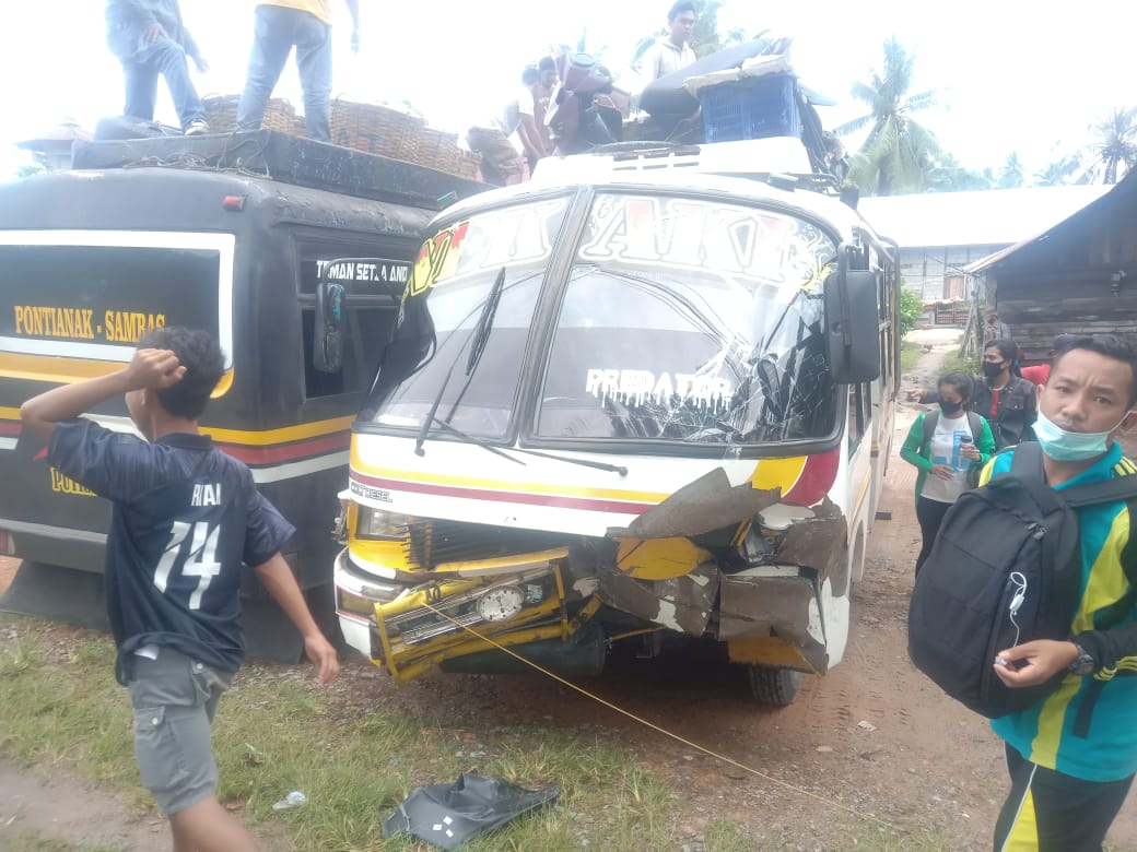 BREAKING NEWS - Bus Penumpang Tabrakan di Mempawah, Begini Kondisi Para Korban
