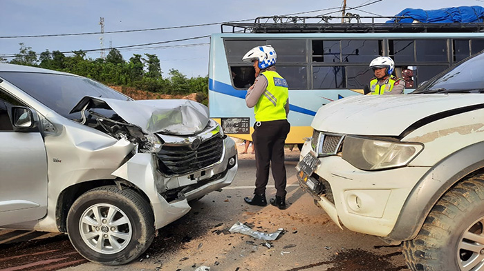 Dua Mobil Terlibat Kecelakaan di Depan Mapolres Sekadau, Korban Luka-luka Hingga Tak Sadarkan Diri - kondisi-kendaraan-yang-mengalami-laka-lantas-di-depan-mapolres-sekadau-2.jpg