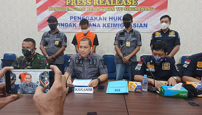 konferensi-pers-imigrasi-kelas-ii-non-tpi-kota-singkawang.jpg