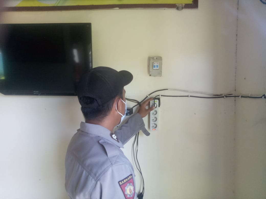 Petugas Piket Polsek Monterado Cek dan Kontrol Instalasi Jaringan Listrik