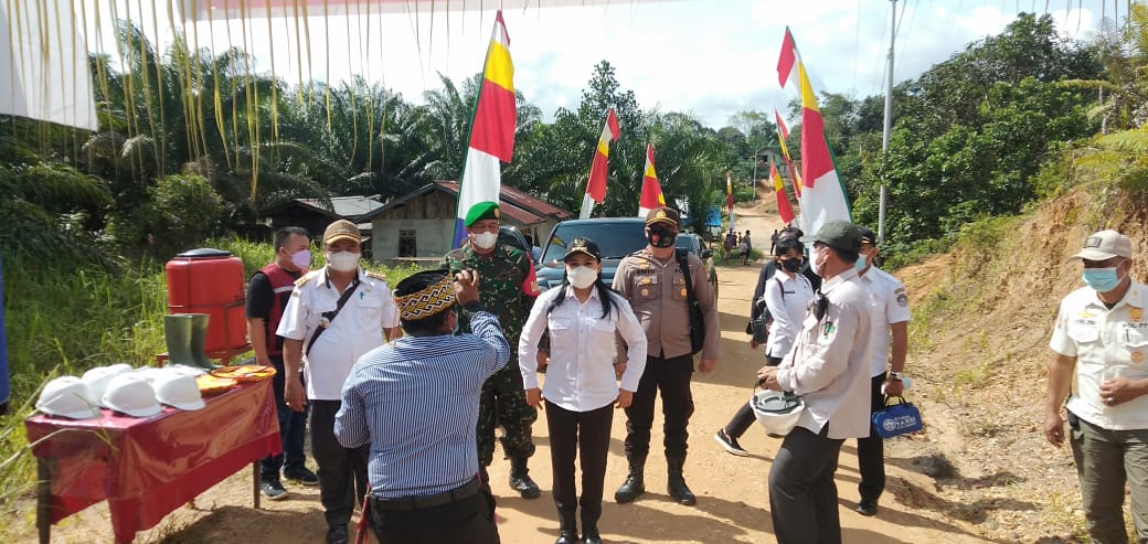 Kapolsek Kuala Behe Turut Hadir Dalam Peresmian Jembatan Gantung di Dusun Kurnia
