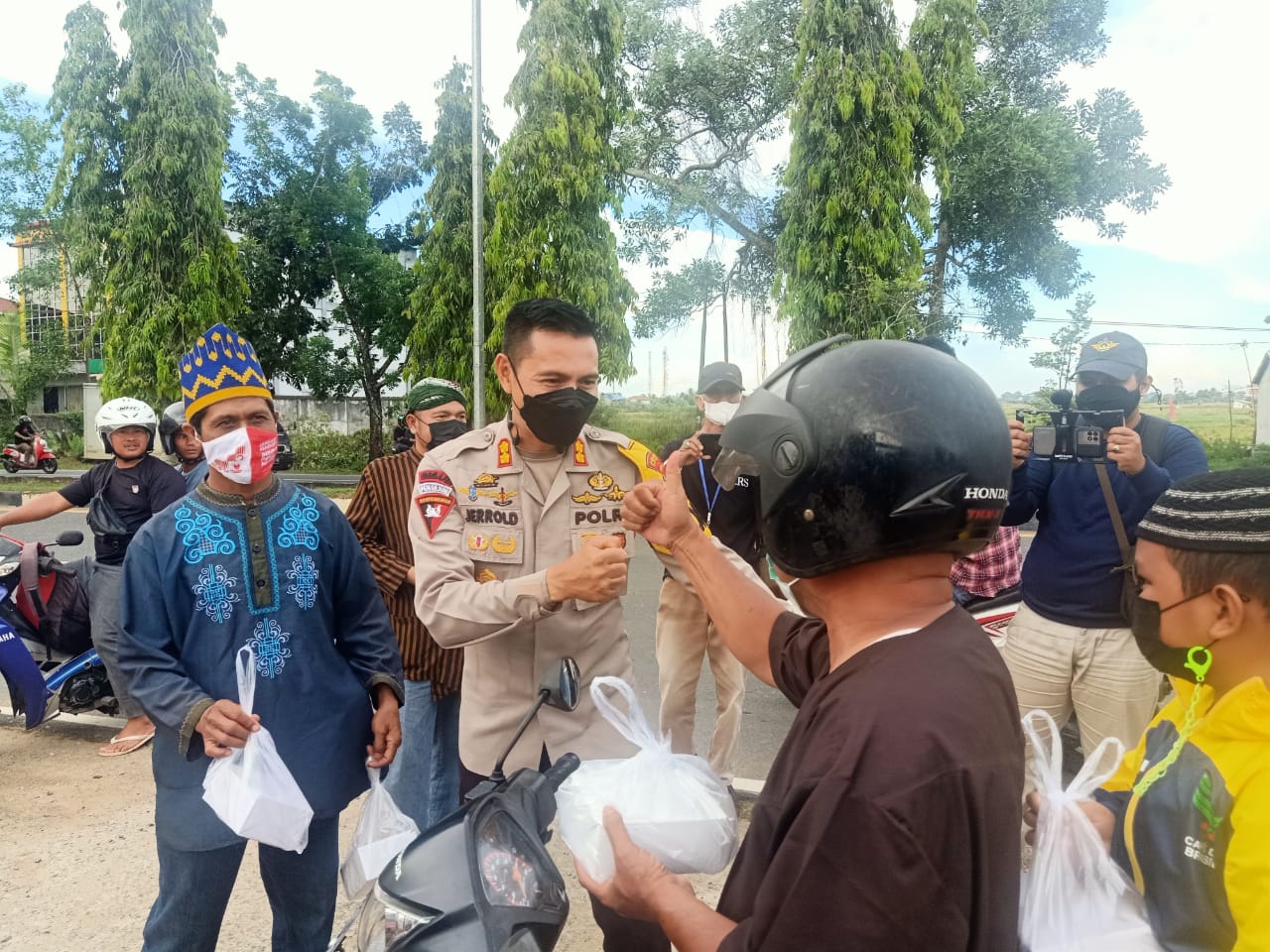 Kapolres Kubu Raya Bersama Mahasiswa dan Elemen Masyarakat Kubu Raya Berbagi Takjil Ramadhan