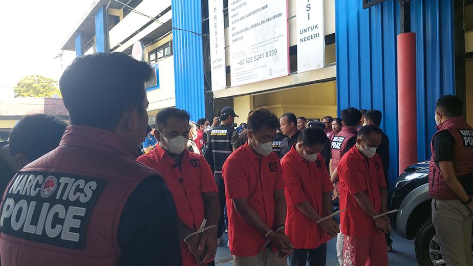 Ditresnarkoba Polda Kalbar Tangkap 4 Kurir yang Akan Kirim 20 Kg Sabu dari Malaysia ke Sulawesi