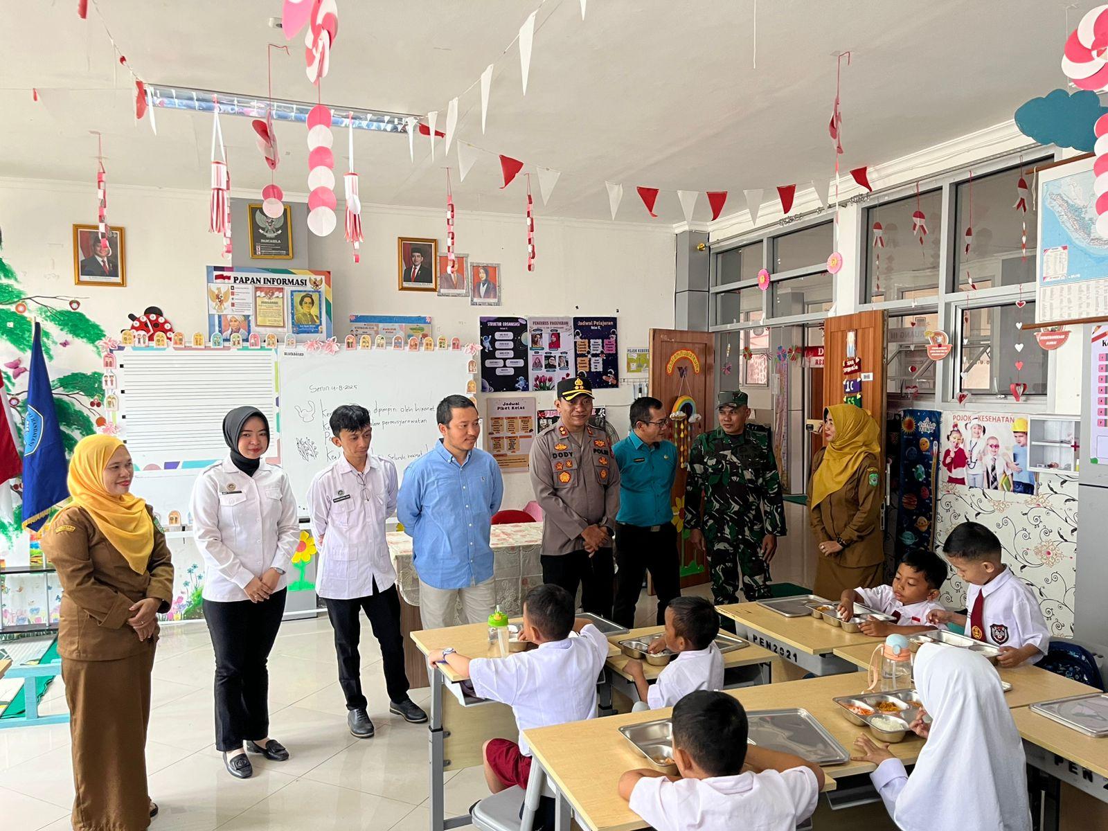Dekat dengan Anak-anak, Kapolres Singkawang Pantau Langsung Program Makan Bergizi Gratis di SDN 23