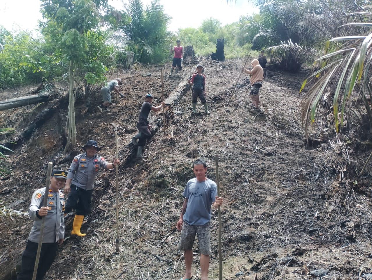 Kapolsek Kuala Behe Tanam Jagung Bersama Warga, Dukung Ketahanan Pangan Nasional