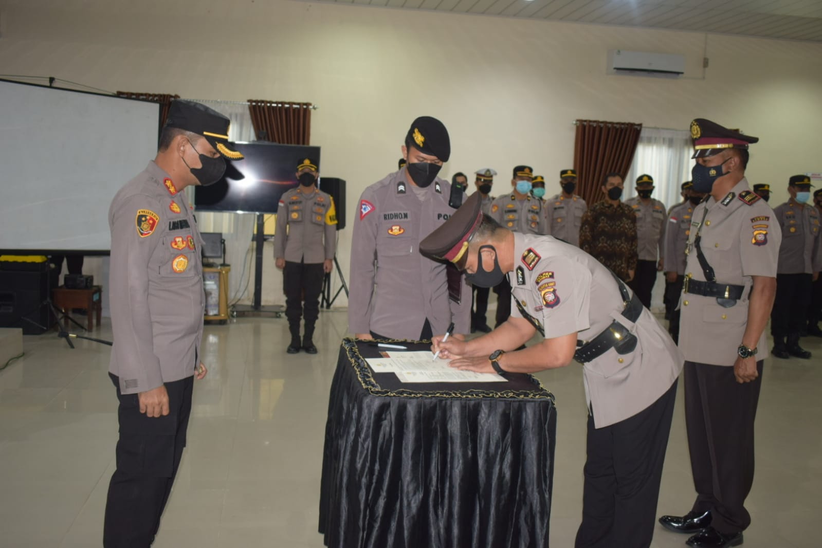 Sertijab Dua Pejabat Utama Polres Sambas, Laba Meliala: Tantangan Tugas Polri Semakin Berat