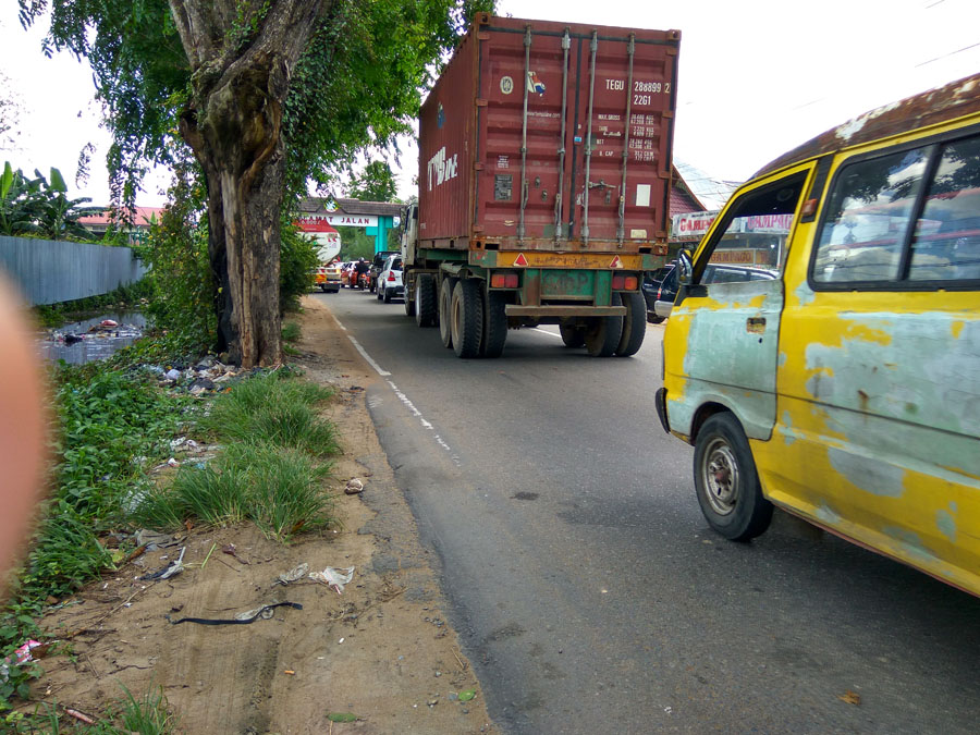 Waspada, Banyak Tronton Melintas di Jalan Adi Sucipto