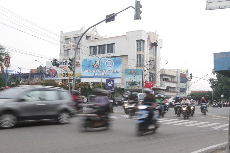 Suasana Arus Lalu Lintas di Persimpangan Jalan Tanjungpura - Jalan Imam Bonjol - lalu-lintas_20180601_171457.jpg