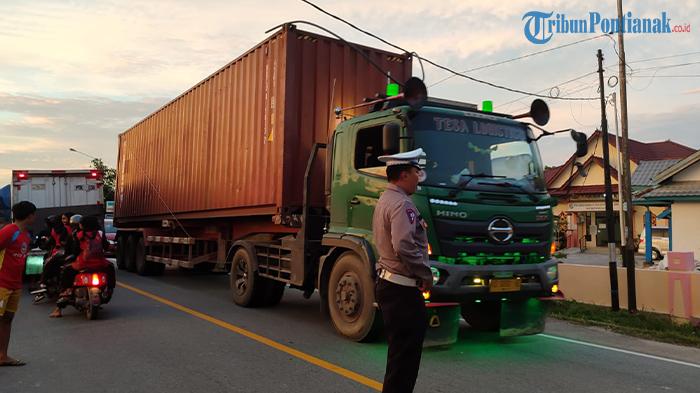 Polisi Sigap Atur Lalin Cegah Kemacetan Imbas Truk Terguling Depan Rumdin Wabup Mempawah