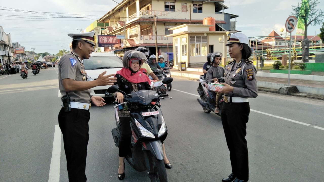 Bagi Takjil pada Pengendara, Satlantas Polres Mempawah Ajak Masyarakat Tertib Lalulintas