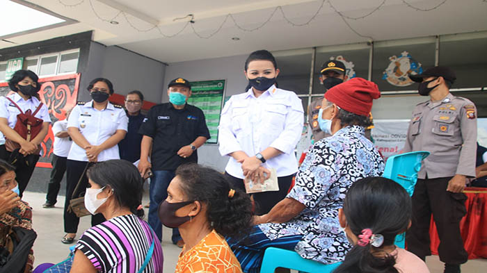 Kunker ke Mempawah Hulu, Bupati Karolin Pantau Pelayanan Adminduk dan Vaksinasi