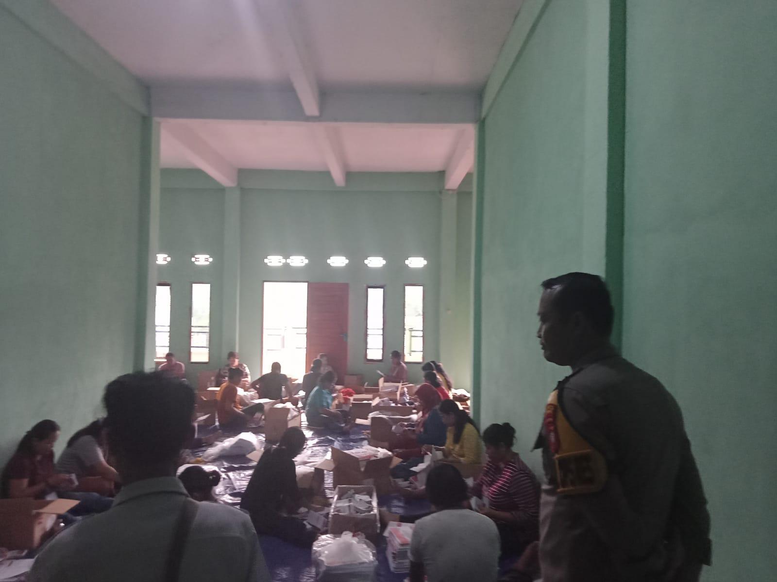 Karendal OPS Bersama Kasatgas Preentif Pantau Pelipatan Surat Suara Gubernur di Gudang Logistik