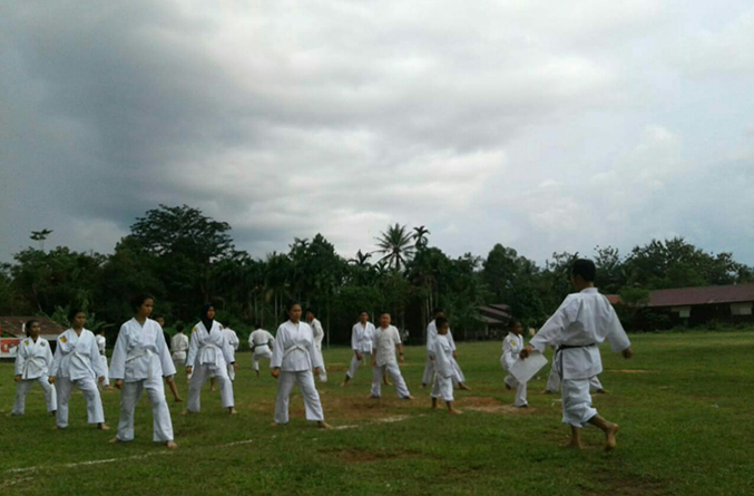 Peduli dan Cari Bakat, Anggota Bhabinkamtibmas Latih Pemuda Karate