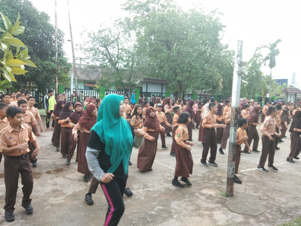 Ratusan Pelajar SDN 03 Pontianak Selatan Latihan Tari Jepin Bersama Orangtua Siswa