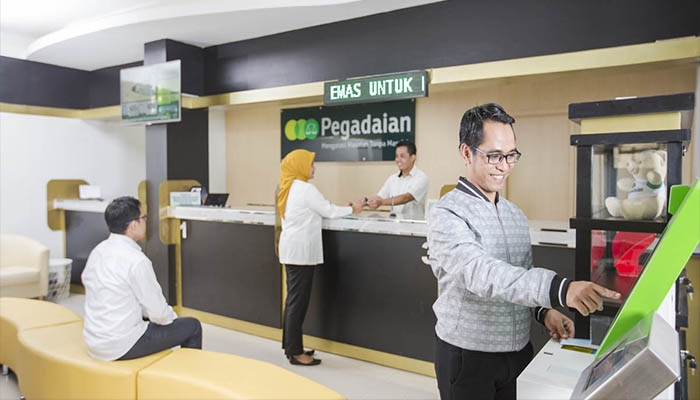 layanan-di-ruang-kantor-pegadaian-kepada-masyarakat.jpg