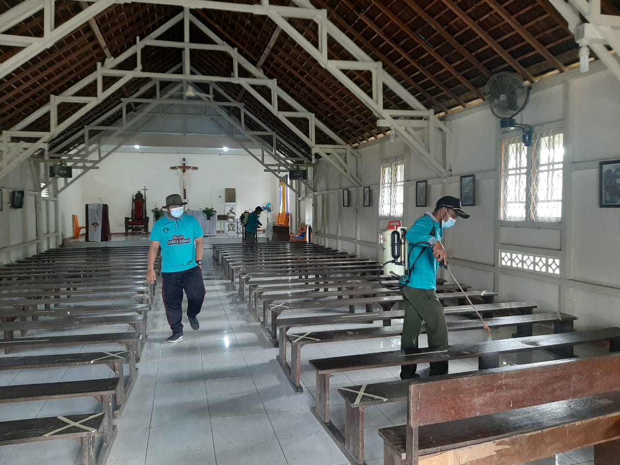 Cegah Penyebaran Corona, Polisi dan Gugus Tugas Covid-19 Semprot Tempat Ibadah dengan Disinfektan