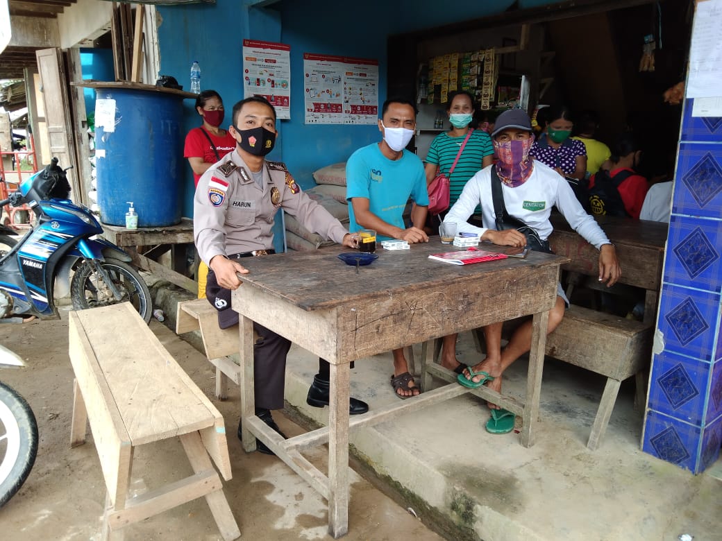 Sambangi Warga Desa Binaan, Ini Imbauan Yang Disampaikan Bhabinkamtibmas Polsek Ledo