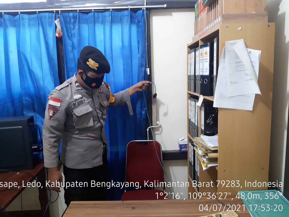 Cegah Kebakaran dan Korsleting Listrik, Personel Polsek Ledo Cek Instalasi Listrik di Mako