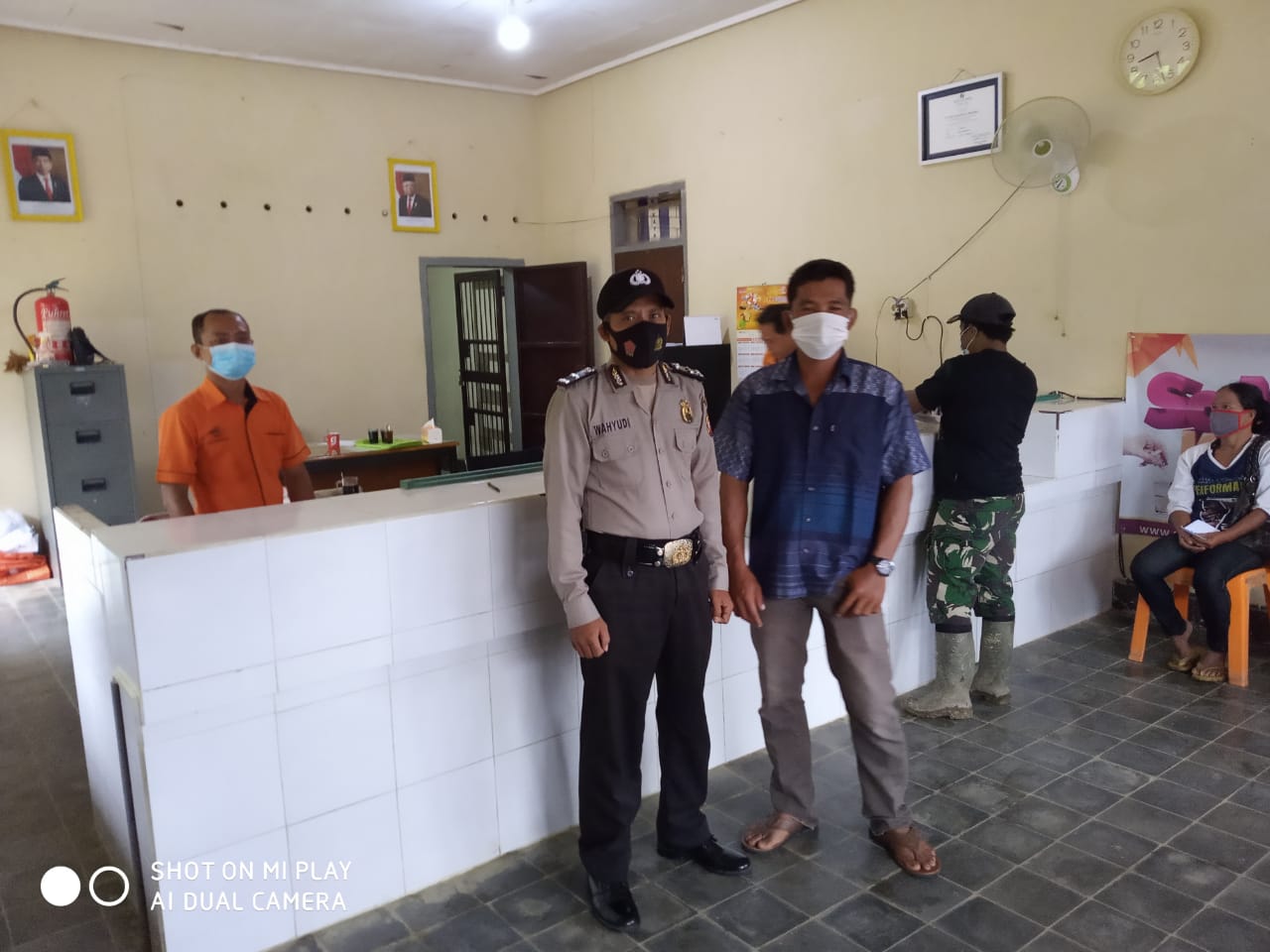 Personel Polsek Ledo Berikan Pengamanan Pembagian Bantuan Sosial Tunai Tahap X di Kantor Pos