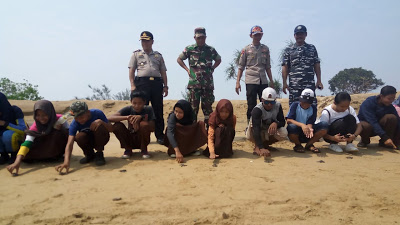 Selain Bersihkan Sampah, Yayasan Titian Lestari Kalbar Juga Lepasakan Tukik ke Pantai