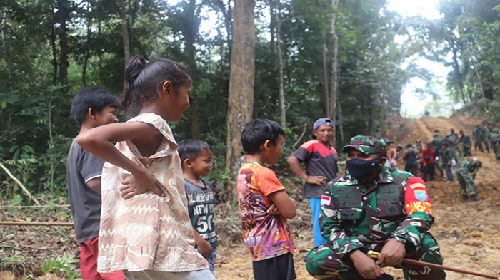 letkol-inf-jemi-oktis-saat-menyapa-dan-berbincang-dengan-anak-ana.jpg