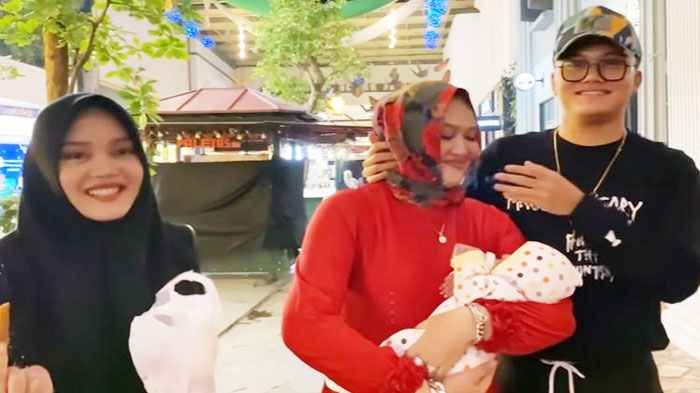 lina-jubaedah-bersama-kedua-anaknya-rizky-febian-putri-delina-delina-bintang-aura-putri.jpg