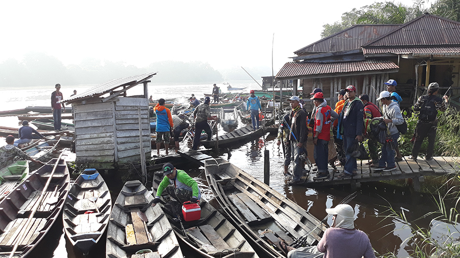 Ratusan Peserta Ikut Lomba Mancing Udang Galah se-Kalbar di Sungai Sambas