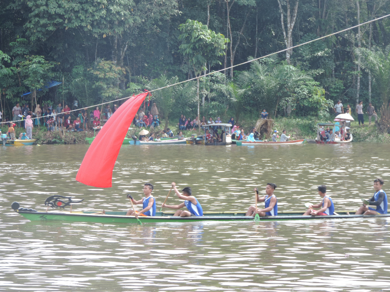 Meriahnya Lomba Sampan Bidar di Desa Mungguk