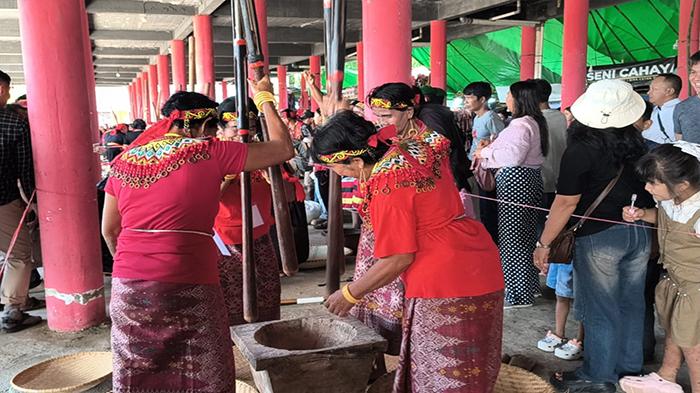 Dentuman Lesung Bergema, Lomba Menumbuk Padi Jadi Magnet Gawai Dayak Nosu Minu XXII Tahun 2026 - Tribunpontianak.co.id