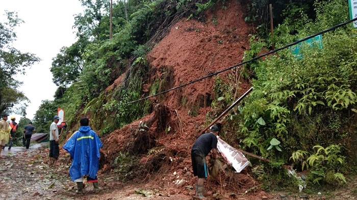 Respon DPR RI Lasarus dan Bupati Nasir Ruas Jalan Nasional Longsor di Kapuas Hulu