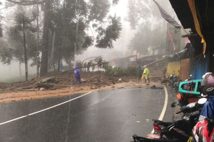 Jalan Tertutup Material Akibat Longsor, Jalur Puncak Bogor Ditutup