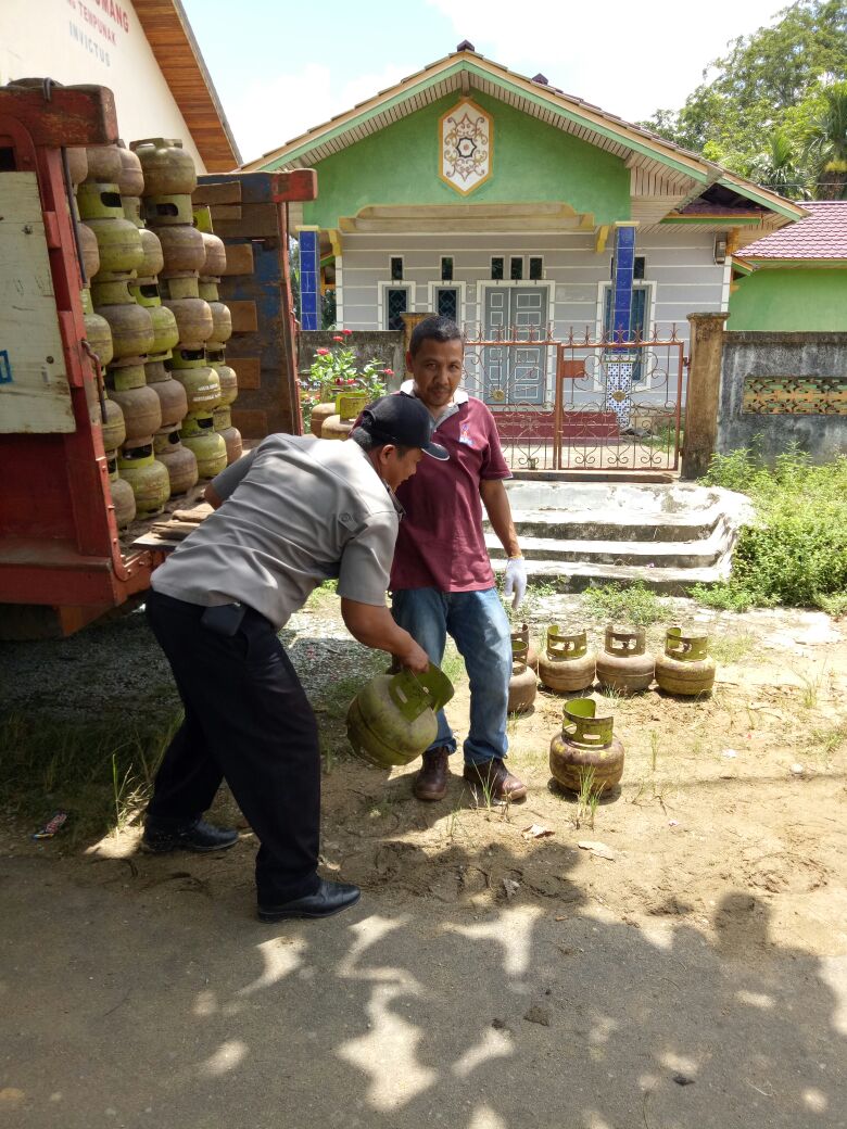 Anggota Polsek Tempunak Melaksanan Pengamanan Pembagian Tabung Elpiji 3 Kg
