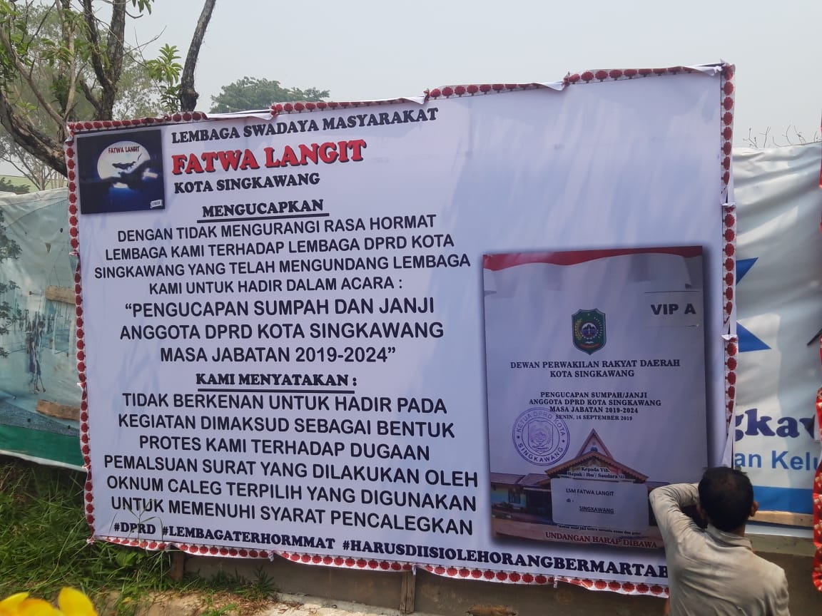 lsm-fatwa-langit-mengirim-karangan-bunga-pelantikan-dprd-kota-singkawang.jpg