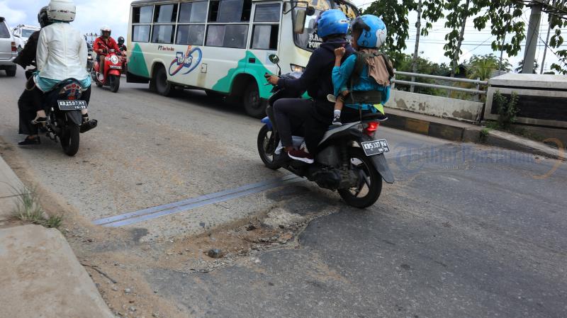 Jembatan Kapuas II, Banyak Sampah dan Pasir Serta Lubang yang Membahayakan Pengendara - lubang-di-jembatan-tol-1.jpg