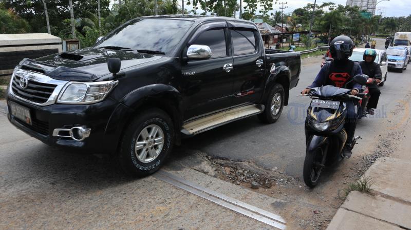 Jembatan Kapuas II, Banyak Sampah dan Pasir Serta Lubang yang Membahayakan Pengendara - lubang-di-jembatan-tol-3.jpg