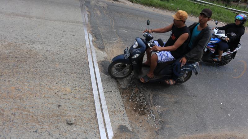 Jembatan Kapuas II, Banyak Sampah dan Pasir Serta Lubang yang Membahayakan Pengendara - lubang-di-jembatan-tol-4.jpg