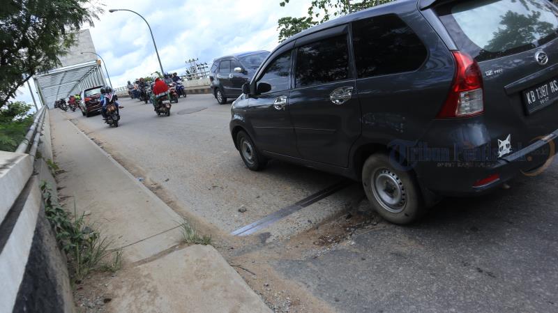 Jembatan Kapuas II, Banyak Sampah dan Pasir Serta Lubang yang Membahayakan Pengendara - lubang-di-jembatan-tol-6.jpg