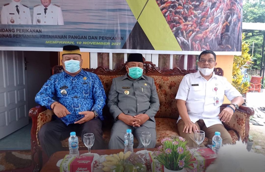 Muhammad Pagi Apresiasi Kinerja DPKPP Mempawah Serahkan Bantuan Hibah pada Kelompok Nelayan