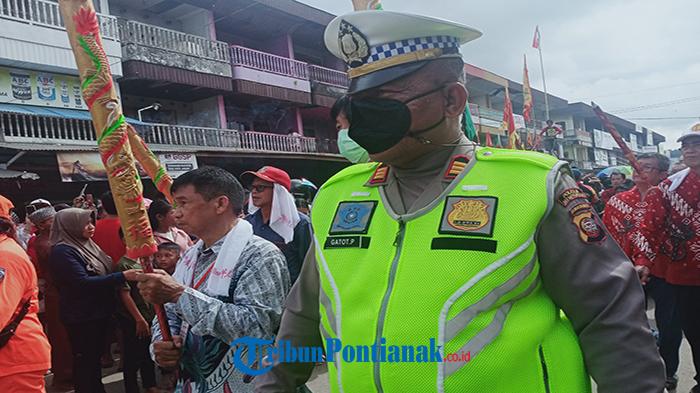 Ikut Berjalan Kaki, Kasat Lantas Polres Mempawah Kawal Pawai Tatung Cap Go Meh 2023 di Pinyuh
