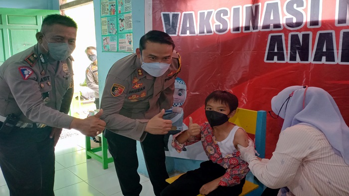 Kapolres Mempawah Turun Langsung Berikan Semangat Pelajar SDIT Anak Shaleh Saat Lakukan Vaksinasi
