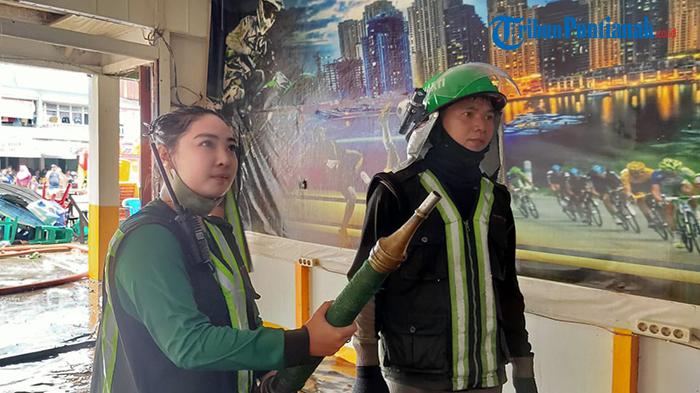 Petugas Damkar Cantik Ikut Berjibaku Padamkan Kebakaran di Pasar Sungai Pinyuh Mempawah