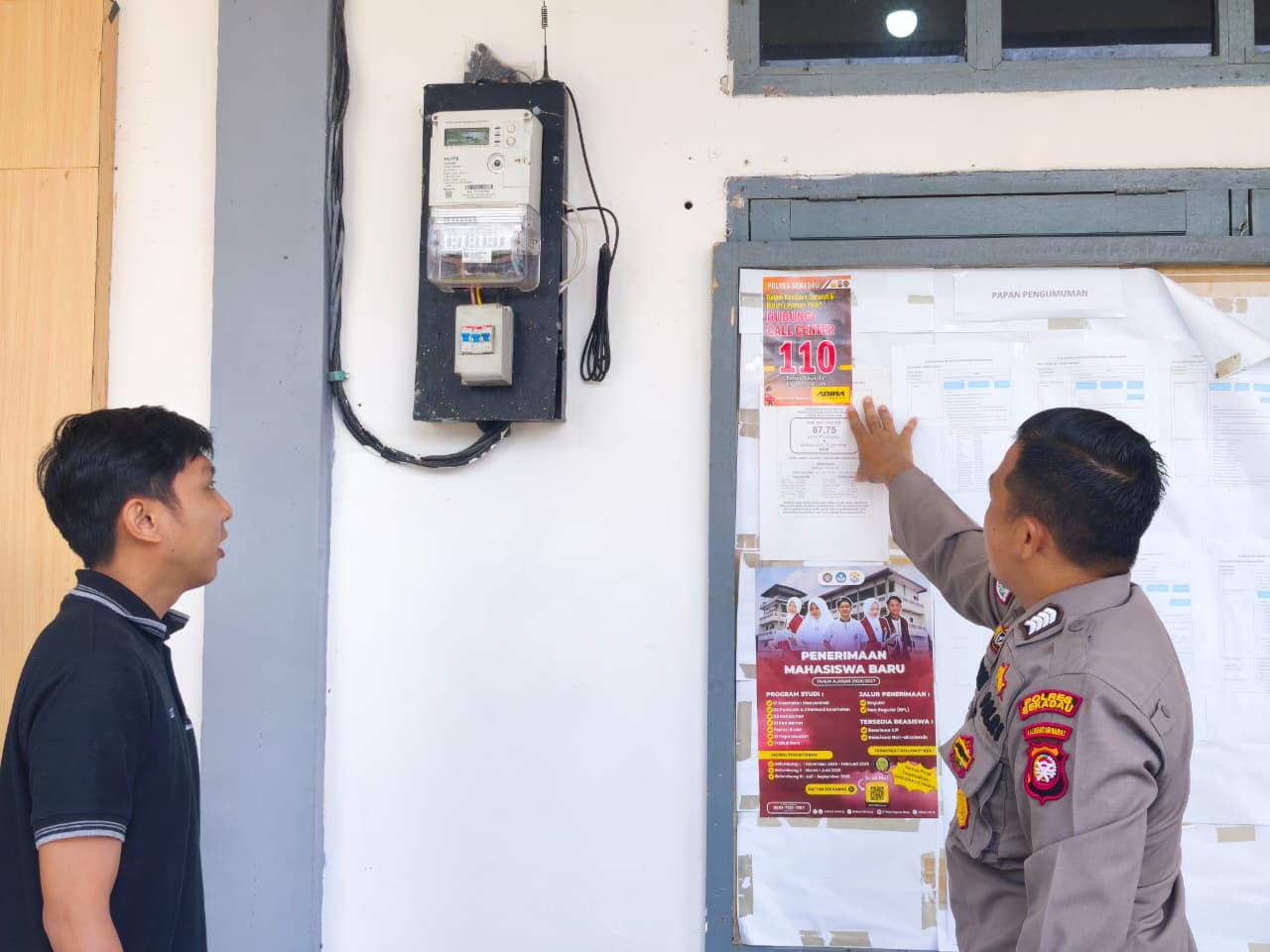 Polsek Nanga Mahap Pasang Stiker Layanan 110 di Sejumlah Titik Fasilitas Umum