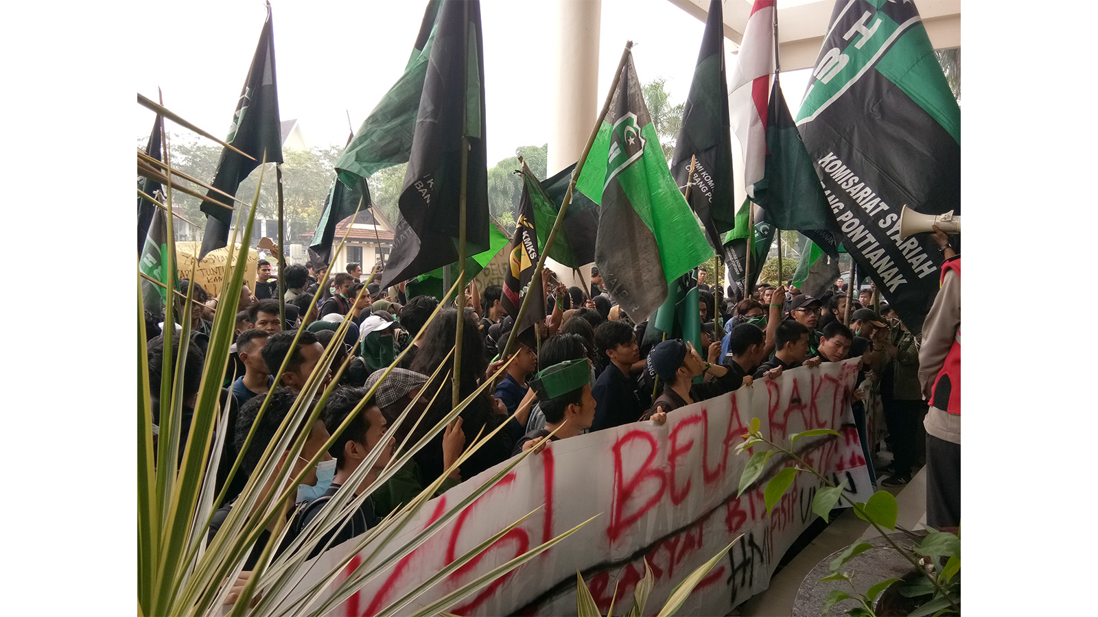 mahasiswa-mengepung-dprd-kalbar.jpg