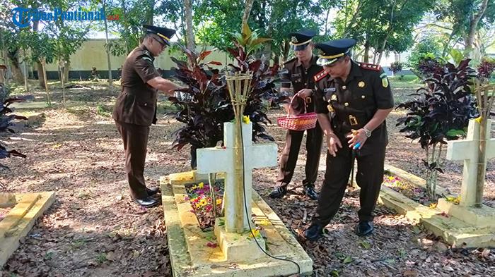 Ziarah dan Tabur Bunga Makam Pahlawan, Kejari Sambas Maknai Adil dan Jujur Penegakan Hukum