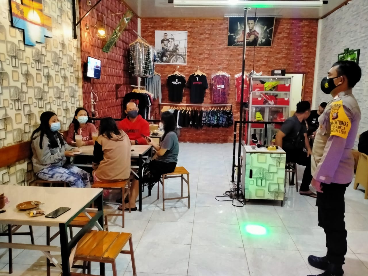 Cegah Kejahatan Malam, Polsek Ledo Laksanakan Patroli Malam Sambangi Wilayah Pasar